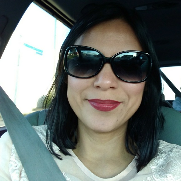 Meet your Posher, Cynthia - Picture 1 of 1